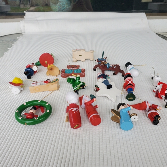 18 Wood Christmas Ornaments 2"-5" Vintage Green Red Wooden Holiday Santa Angel - Picture 9 of 10